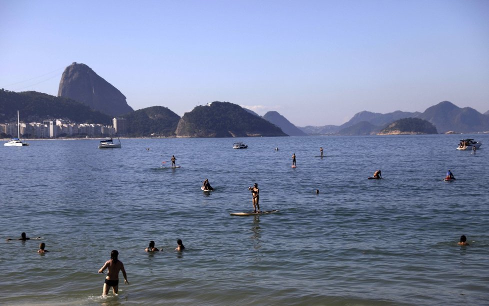 Ačkoliv Brazílie je jednou ze zemí, která je nejvíc zasažená koronavirem, lidé si užívají na plážích v Rio de Janeiru