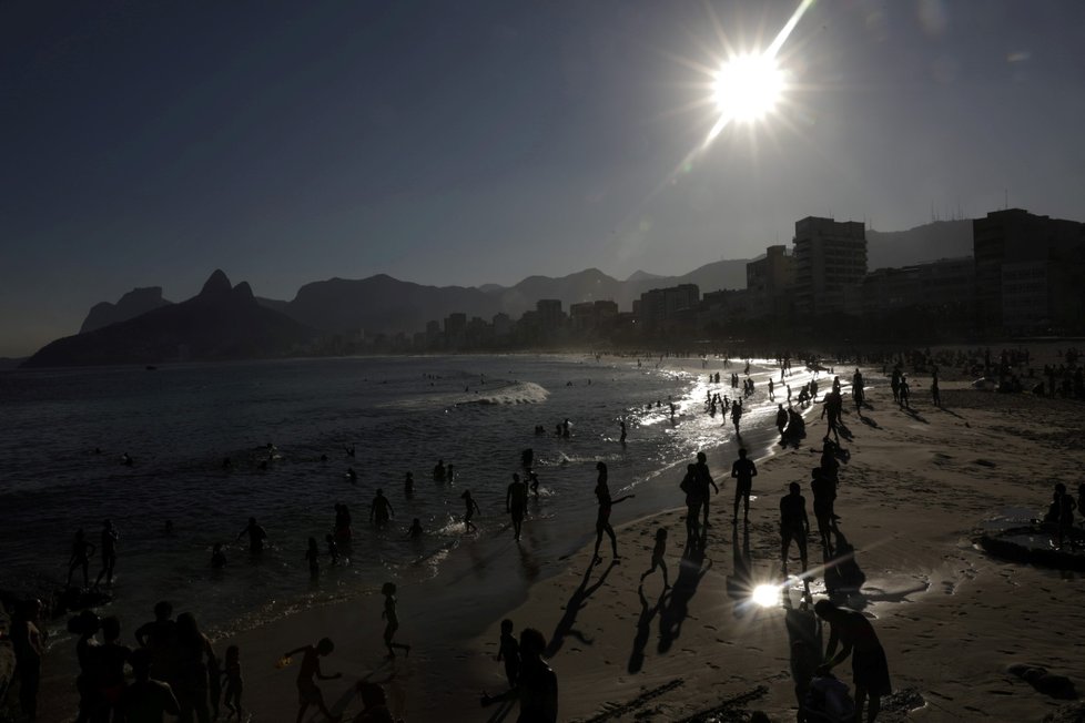Ačkoliv Brazílie je jednou ze zemí, která je nejvíc zasažená koronavirem, lidé si užívají na plážích v Rio de Janeiru