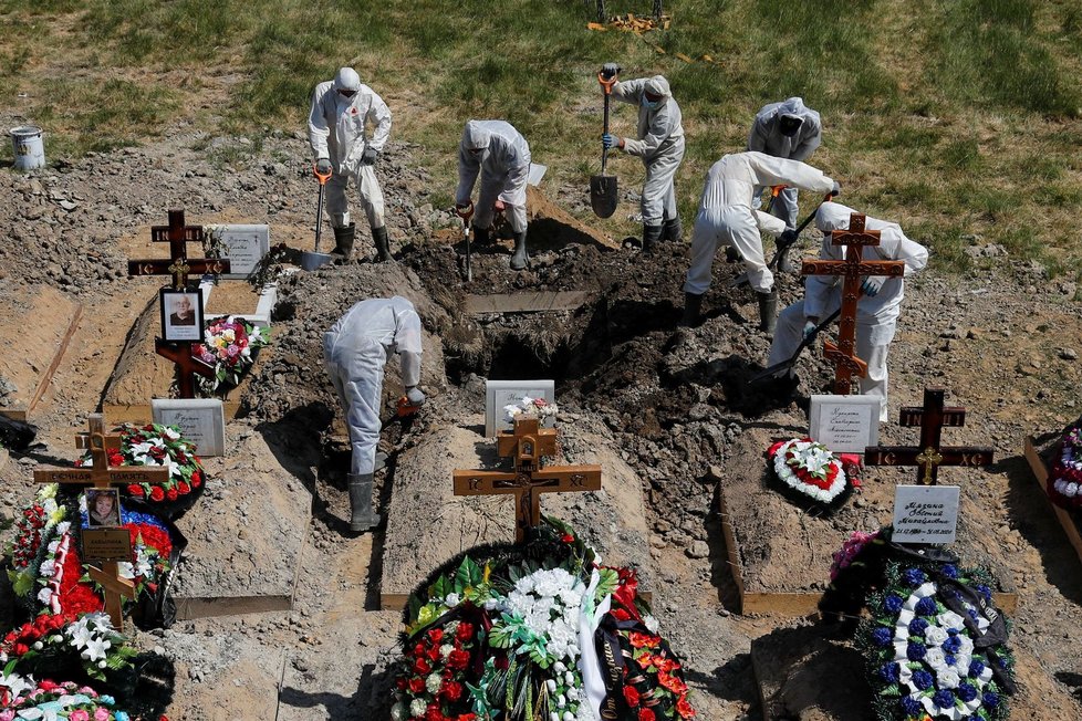 V Brazílii pokračují v kopání masivního množství hrobů (26.6.2020)