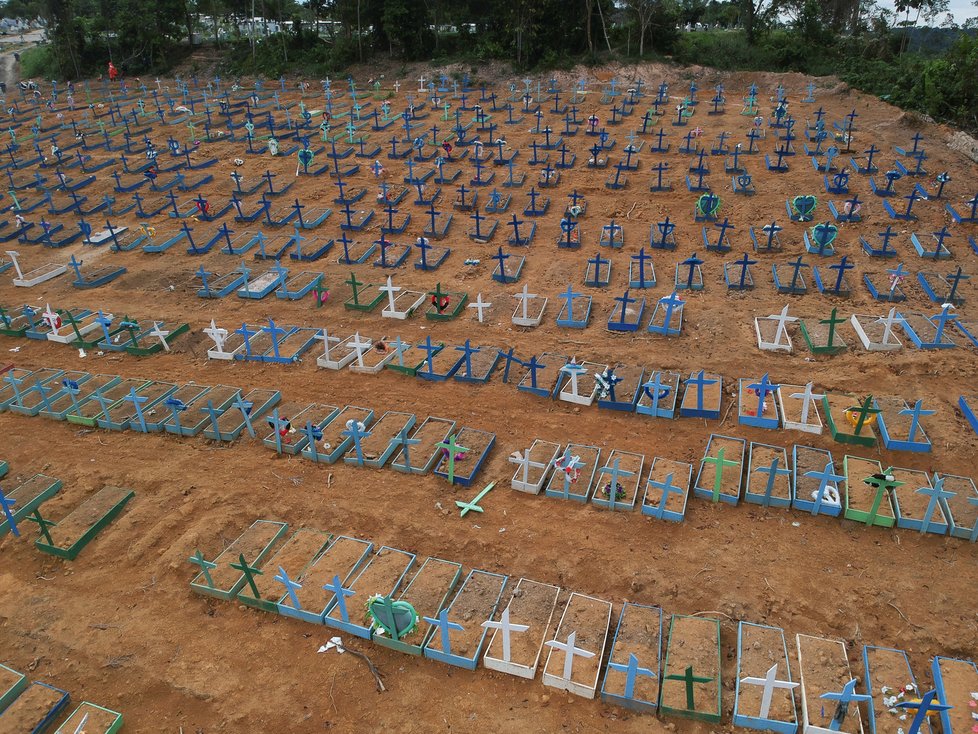 V Brazílii pokračují v kopání masivního množství hrobů (26.6.2020)