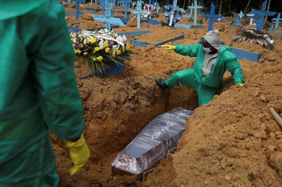 V Brazílii pokračují v kopání masivního množství hrobů (26. 6. 2020)