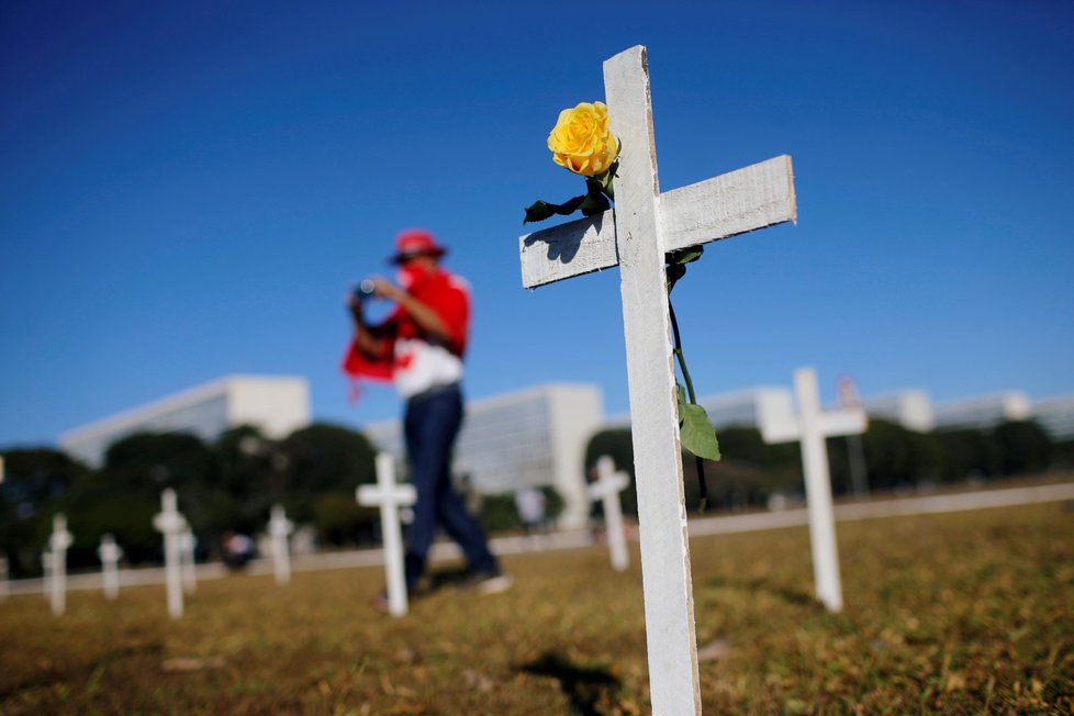 Kříže symbolizující oběti koronaviru v Brazílii (28. 6. 2020)