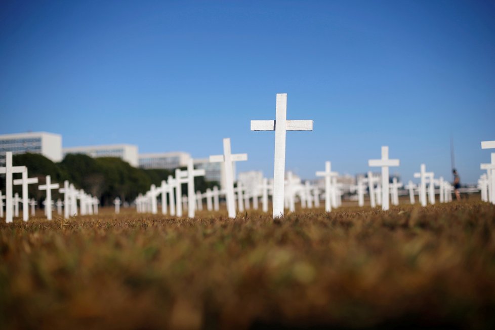 Hroby obětí koronaviru v Brazílii.