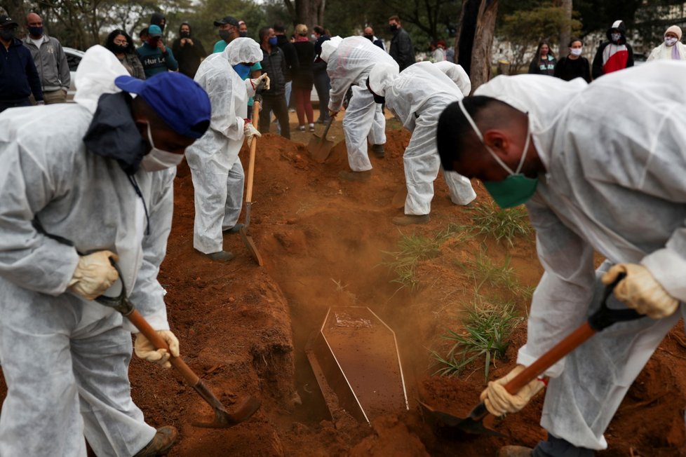 Pohřbívání obětí koronaviru v Brazílii.
