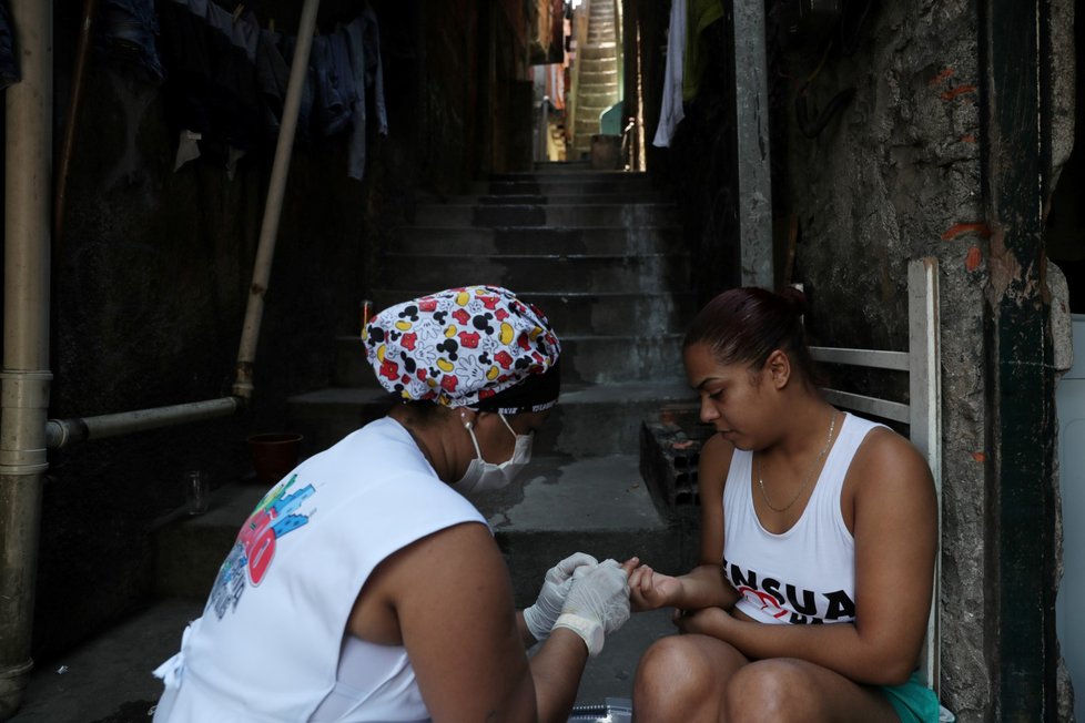 Koronavirus v Brazílii: Sestra Elissanda v chudších rodinách pomáhá lidem v karanténě (2.10.2020)
