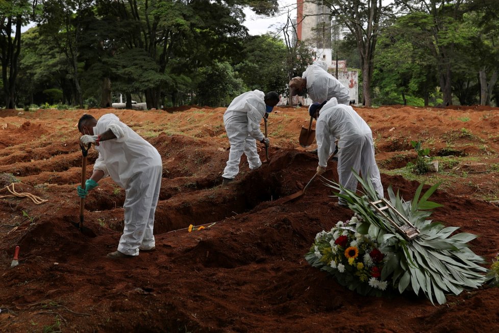 Pohřeb jedné z obětí koronaviru (Brazílie)