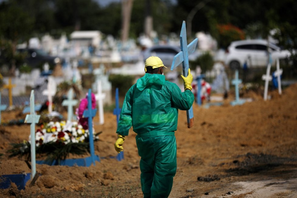 Pohřbívání obětí koronaviru v Brazílii