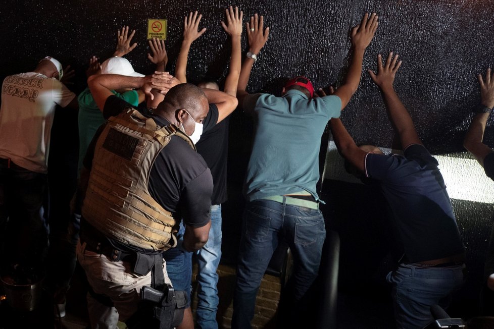 V Brazílie police zatkla několik lidí za účast na nelegální party