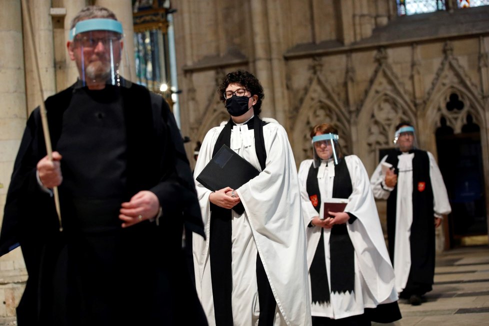 Kostelní sbor v Británii zkouší v rouškách