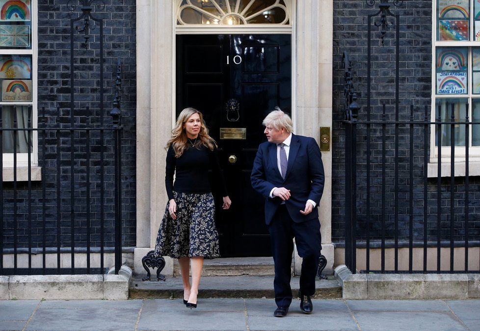 Premiér Boris Johnson se snoubenkou Carrie Symondsovou.