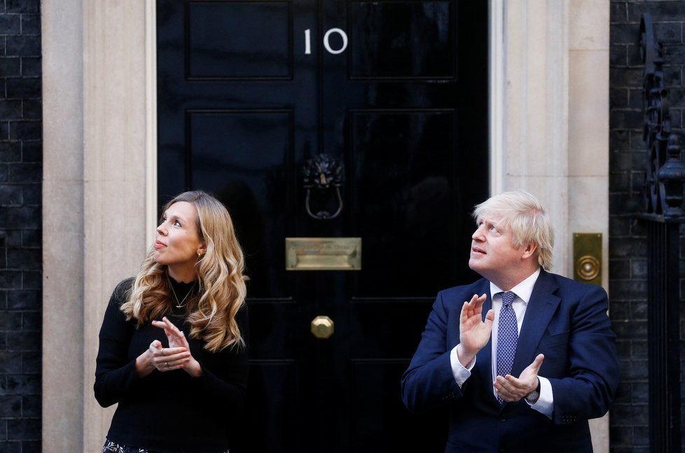 Premiér Boris Johnson se snoubenkou Carrie Symondsovou