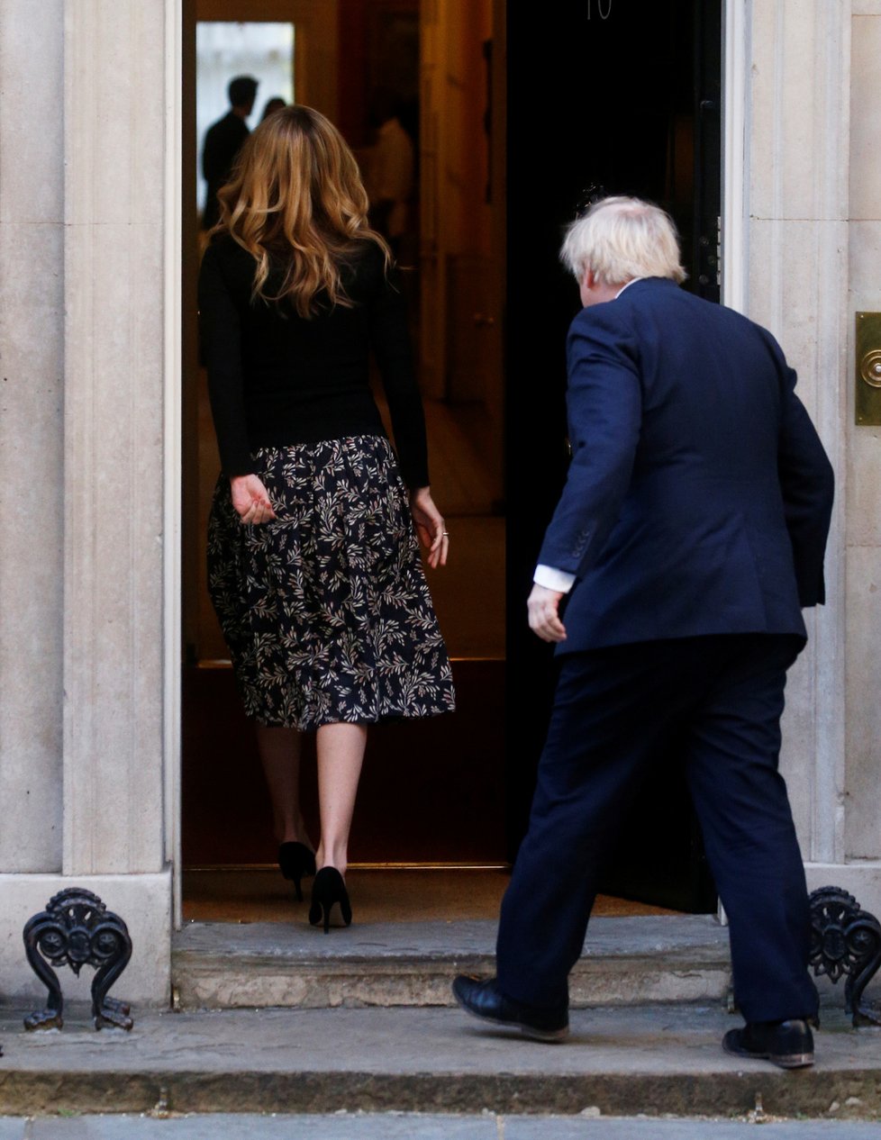 Premiér Boris Johnson se snoubenkou Carrie Symondsovou.