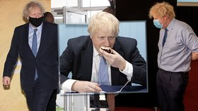 Britský premiér Johnson musel změnit šatník, díky dietě výrazně zhubnul a už mu nic nebylo
