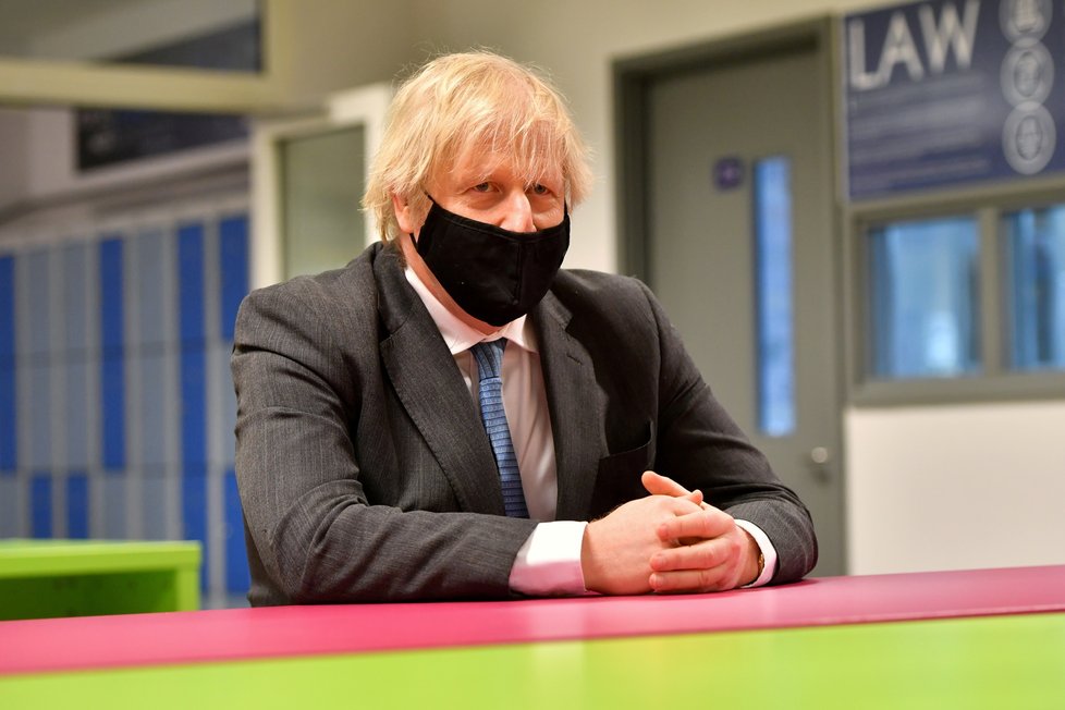 Koronavirus v Británii: Premiér Johnson hubne.
