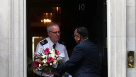 Premiérovi Johnsonovi lidé do Downing Street posílají květiny a přání brzkého uzdravení.
