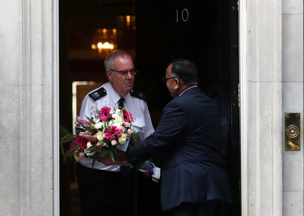 Premiérovi Johnsonovi lidé do Downing Street posílají květiny a přání brzkého uzdravení.