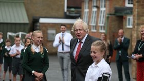 Premiér Johnson na exkurzi ve škole