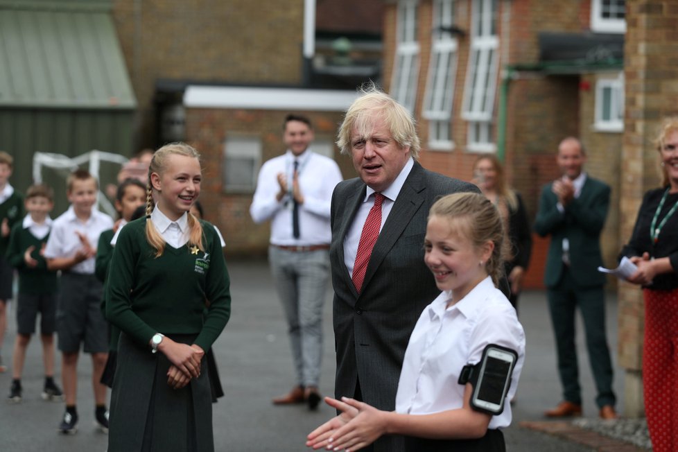 Premiér Johnson na exkurzi ve škole.