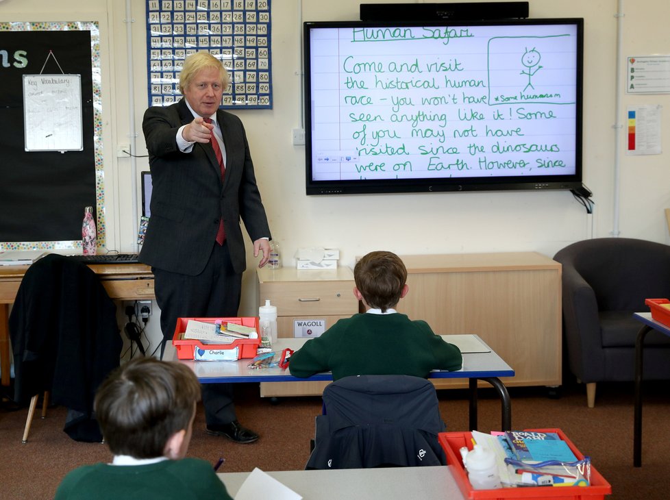 Premiér Johnson na exkurzi ve škole.