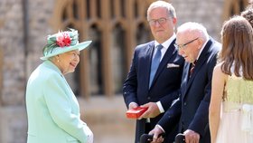 Královna Alžběta II. ocenila stoletého veterána Toma Moorea, který vybral miliony pro zdravotníky. Pasovala ho na rytíře.