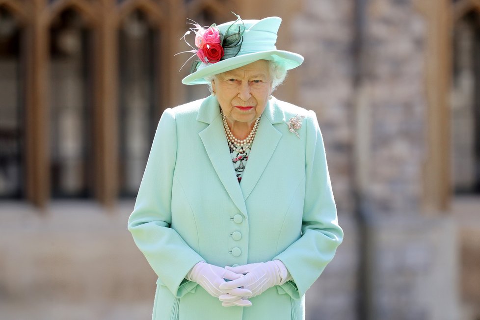Královna Alžběta II. ocenila stoletého veterána Toma Moorea, který vybral miliony pro zdravotníky. Pasovala ho na rytíře