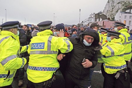 Koronavirus v Británii: Živé debaty mezi policisty a kamioňáky "uvězněnými" v Doveru kvůli zavřeným hranicím.