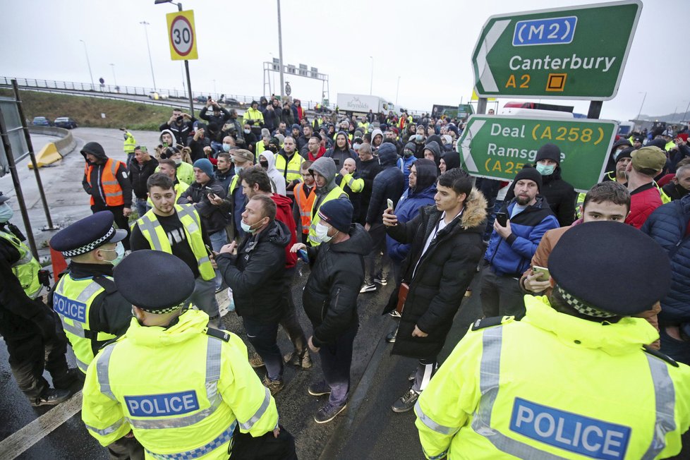 Koronavirus v Británii: Živé debaty mezi policisty a kamioňáky &#34;uvězněnými&#34; v Doveru kvůli zavřeným hranicím.