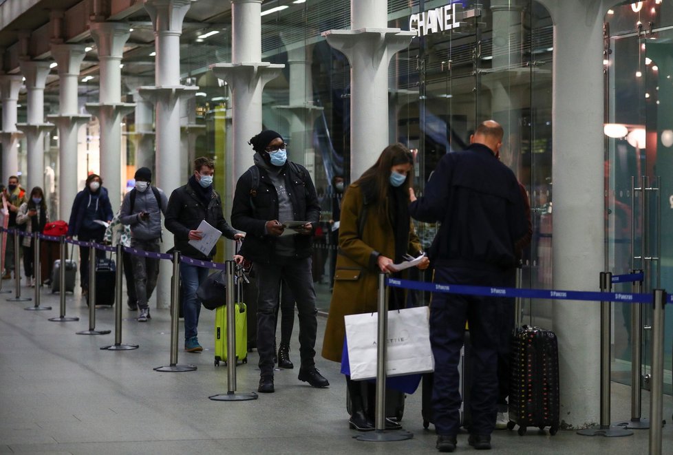 Koronavirus v Británii: Londýnské nádraží St Pancras International.