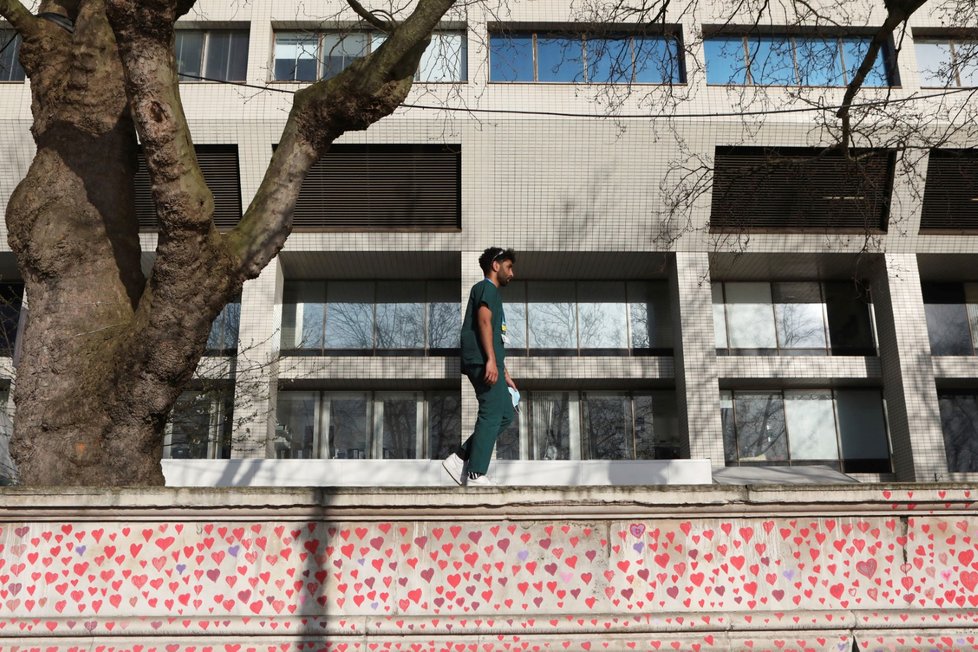 Zeď naproti britskému parlamentu pokrylo přes 145.000 křídou nakreslených červených srdcí na památku obětí koronaviru v Británii a další stále přibývají (30. 3. 2021) Zeď naproti britskému parlamentu pokrylo přes 145.000 křídou nakreslených červených srdcí na památku obětí koronaviru v Británii a další stále přibývají (30. 3. 2021)