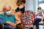 V Praze se začalo s očkováním personálu a klientů v domovech pro seniory. (ilustrační foto)