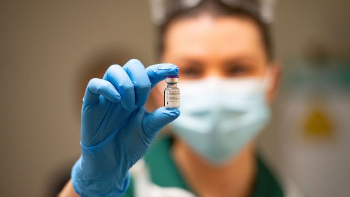 Vakcína vyvíjená čínskou společností Sinopharm chrání před koronavirem s účinností 86 procent, oznámilo podle zahraničních agentur ministerstvo zdravotnictví Spojených arabských emirátů na základě průběžných dat z klinického testování.