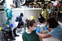 Testy dovolenkářů: Po návratu domů by na ně měli jít i očkovaní, míní česká vědkyně v Anglii