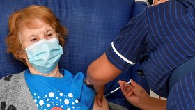Koronavirus ve Velké Británii: V zemi se začalo očkovat na onemocnění covid-19 (8. 12. 2020).