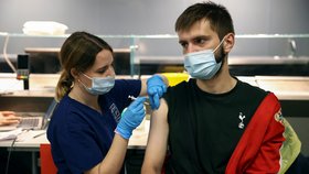 Koronavirus v Británii: Vakcinace na stadionech.