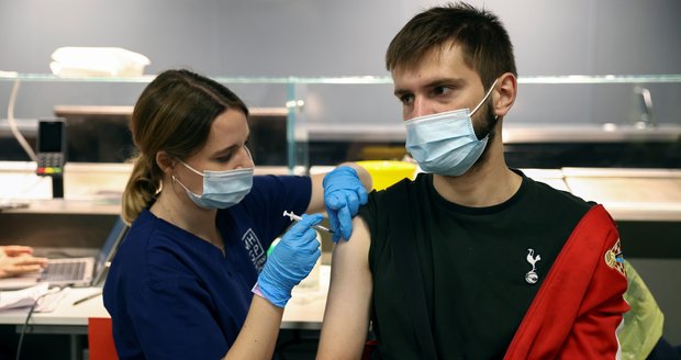 Účinnost vakcín: Lékaři s obavami vyhlíží podzim. Bude nutná třetí očkovací dávka?