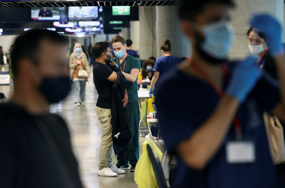 Koronavirus v Británii: Vakcinace na stadionech.