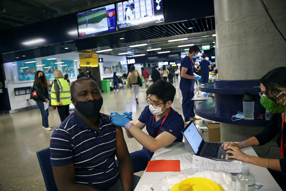 Koronavirus v Británii: Vakcinace na stadionech.