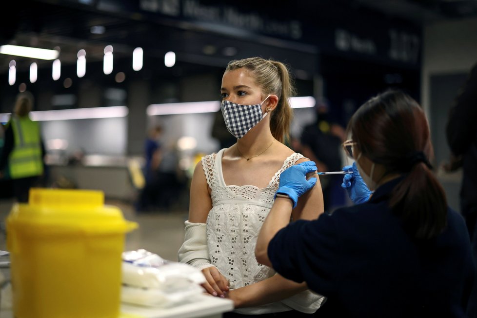 Koronavirus v Británii: Vakcinace na stadionech.