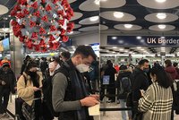 Blázinec na letišti: Stovky lidí se narychlo vrací domů, než začnou platit zpřísněná opatření