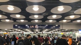 Koronavirus v Británii: Situace na letištích v Londýně.