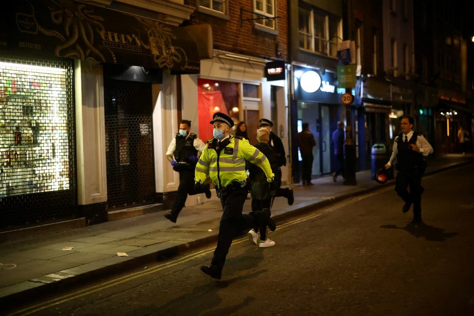 Koronavirus ve Velké Británie: Lidé do poslední chvíle před lockdownem užívali hospod a restaurací. Policisté tak kromě hlídání dodržování nařízení řešili i opilce (4. 11. 2020)