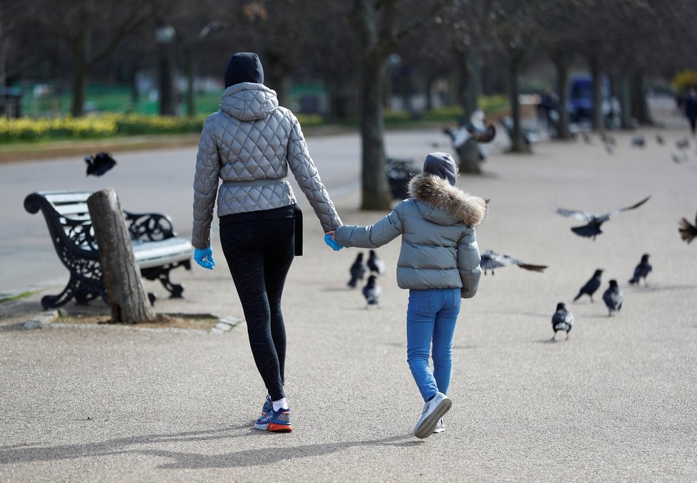 Svět dál čelí pandemii koronaviru, britská vláda vyzvala své občany, aby opouštěli své domovy jen v nejnutnějších případech, ne všichni to ale dodržují (21. 03. 2020).