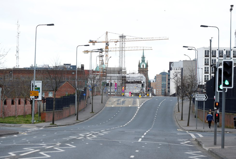 Koronavirus v Británii (31. 3. 2020). Vylidněné ulice v Belfastu.