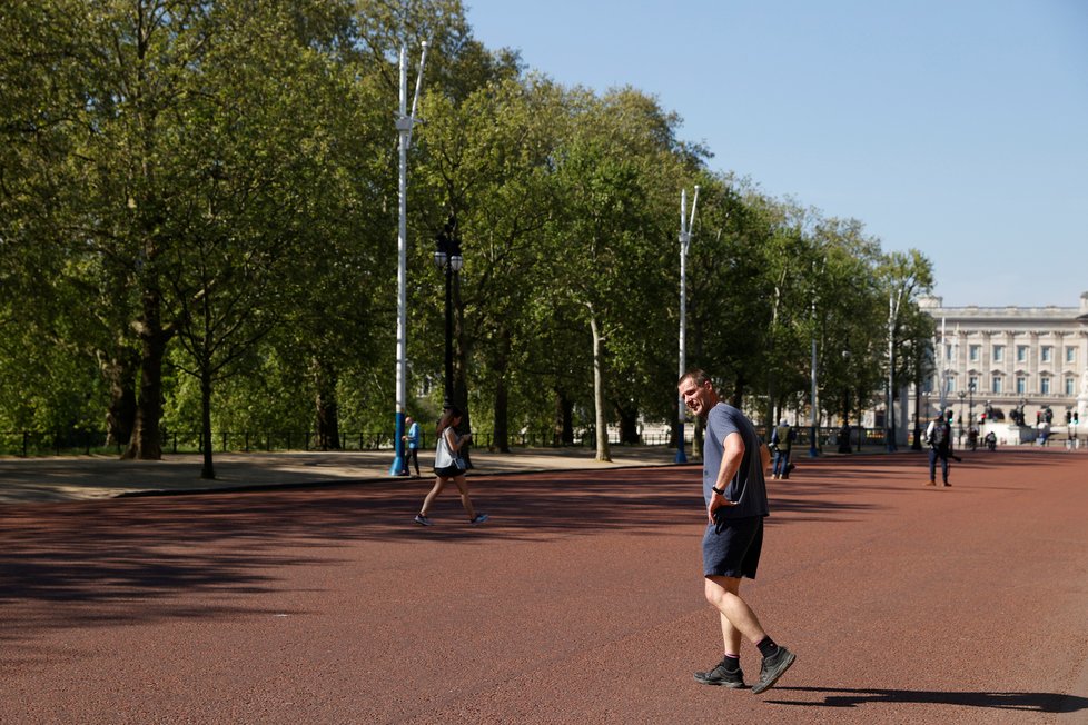 Koronavirus v Británii: Slunečné počasí vyhnalo do ulic běžce, (26.04.2020).