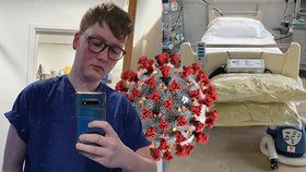 Ošetřovatel Adam (24) se při směně na JIP dozvěděl, že koronaviru podlehl jeho milovaný dědeček.
