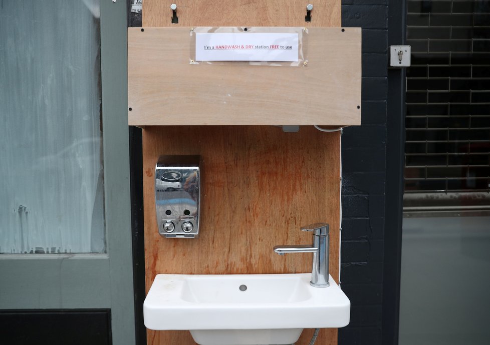 Opatření, jak předejít koronaviru: V Británie vznikají pouliční stanice na mytí rukou.
