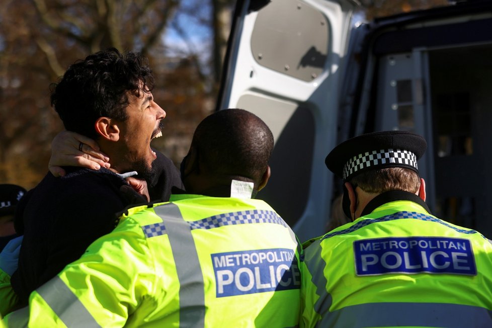 Koronavirus ve Velké Británii: Policisté zatýkají jednoho z mužů, který i během lockdownu promlouval k lidem v místním parku