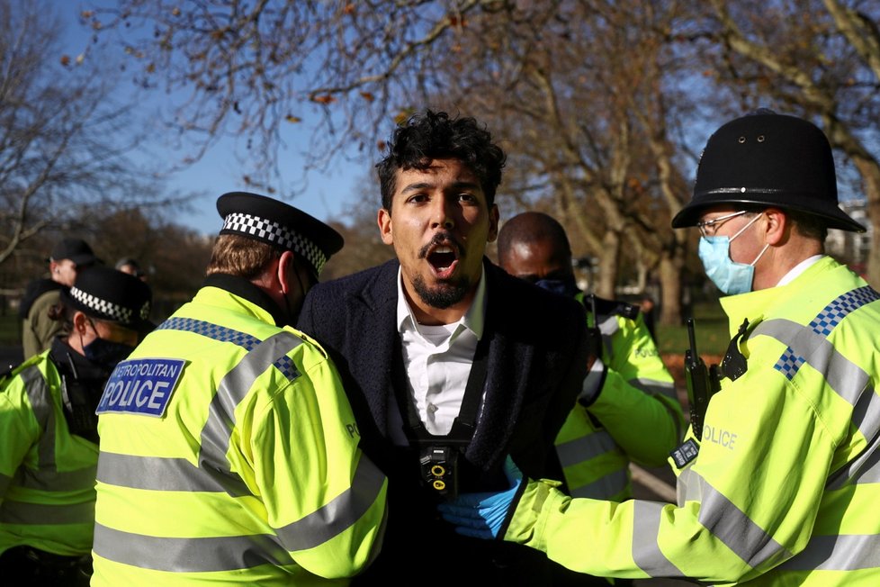 Koronavirus ve Velké Británii: Policisté zatýkají jednoho z mužů, který i během lockdownu promlouval k lidem v místním parku