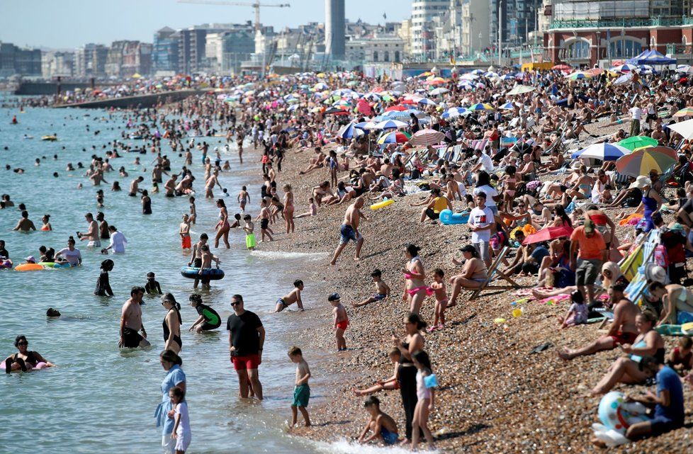 Horké léto vylákalo Brity na pláže. Na dodržování rozestupů mnohde nedbali. (7. 8. 2020)