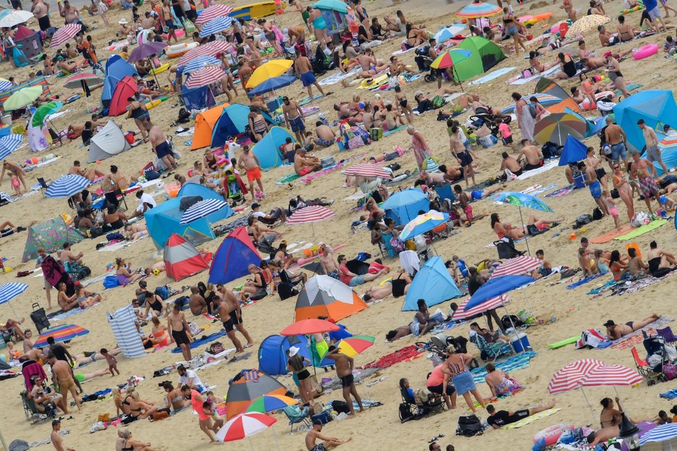 Horké léto vylákalo Brity na pláže. Na dodržování rozestupů mnohde nedbali (7. 8. 2020)